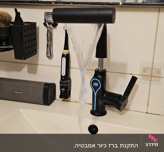 ברז מים עם תצוגת טמפרטורה בכיור אמבטיה
